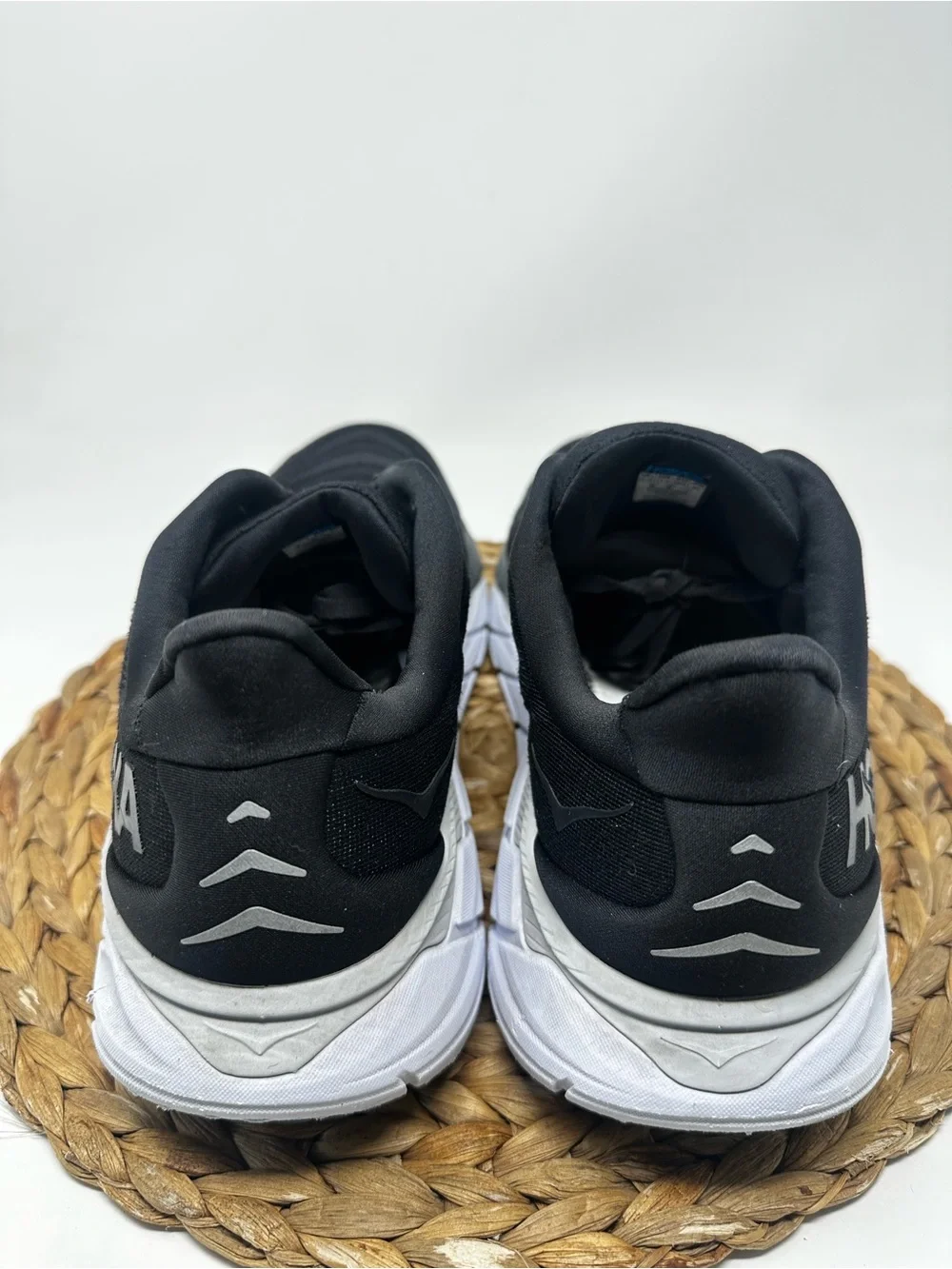 HOKA ONE Arahi 6 Running Shoes Black White Size 12 WIDE Men's